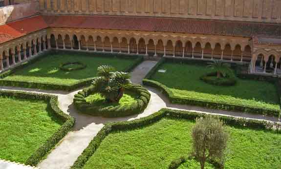 View of the Cloister at Monreals (photo from Wikimedia Commons, Giuseppe ME)