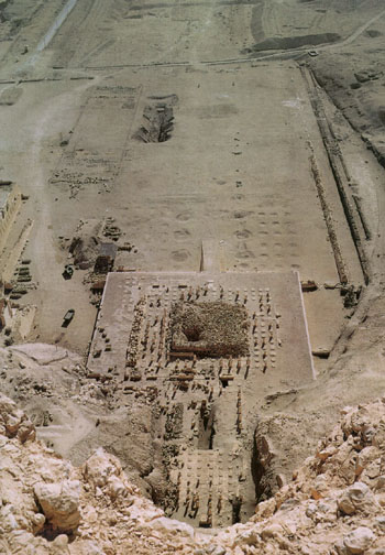 Mentuhotep Temple from above. Note Bab el-Hosan & planting pits in the Forecourt (©Henri Stierlin)