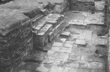 Giparu.Niche and Brick Platform in Room A5