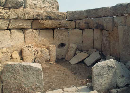 Hagar Qim. Apse 5 with interior stone setting & 'oracle hole'