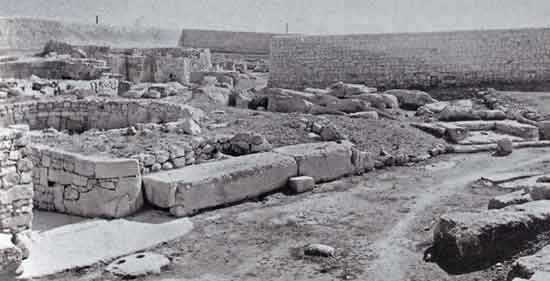 Tarxien South. The entrance with its large threshold slab and tethering block is on the left and the small shrine is at the right-hand end of the facade.